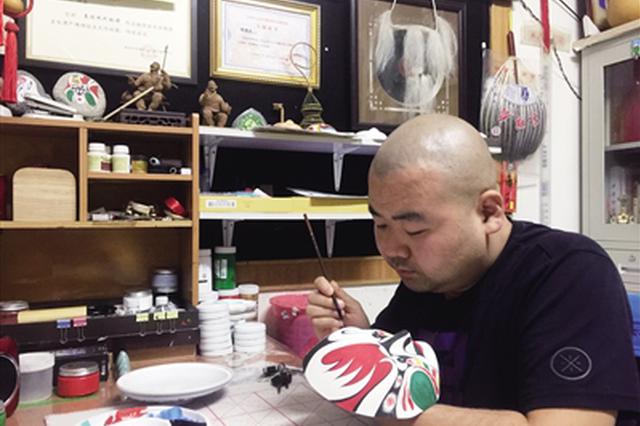 陕西男子17年画上千张秦腔脸谱 展示脸谱艺术