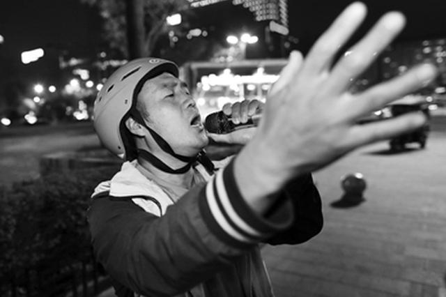 白天送外卖晚上当歌手 这个外卖小哥有一个音乐梦