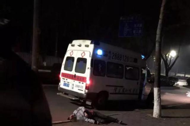 凌晨男子路边摔倒满嘴是血 有人扶他有人乘机捡手机
