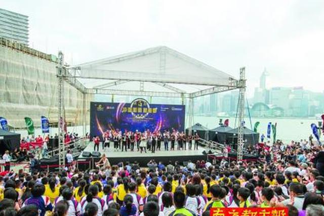 香港街头刮起“陕西旅游风” 网红现场做直播