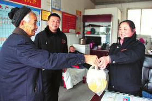 汉中77岁老人坚持一年多给公交司机送早点：感谢他们