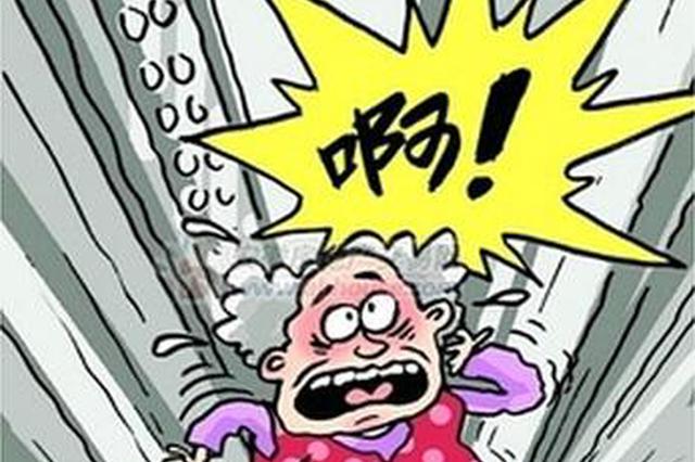 电梯滑落业主提心吊胆 维保部门：广告纸卡住门球