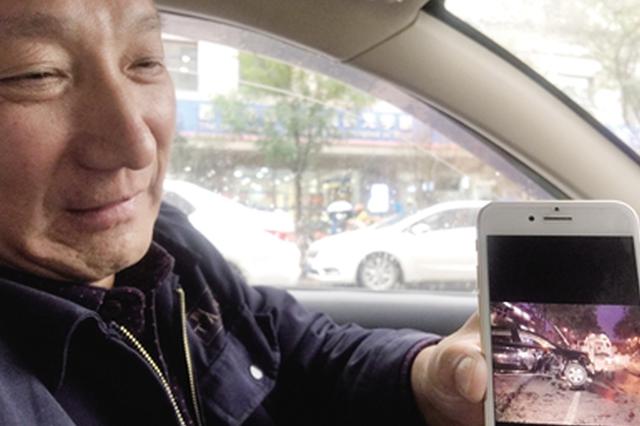 轿车侧翻4人被压车底 的哥跑两次送伤者去医院