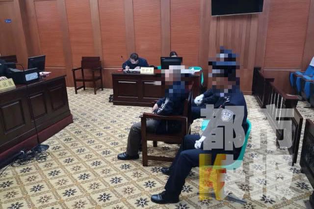 男子被诉14年前抢劫杀人 当庭称和自己无关