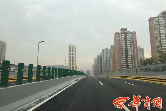 西安西延路与西影路立交通车 动图带你“穿越”