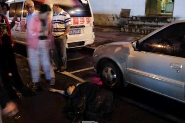 女子在城西过马路时被小轿车撞伤 起诉索赔18万元
