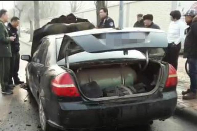 小轿车天然气罐爆裂 司机受伤被送往医院