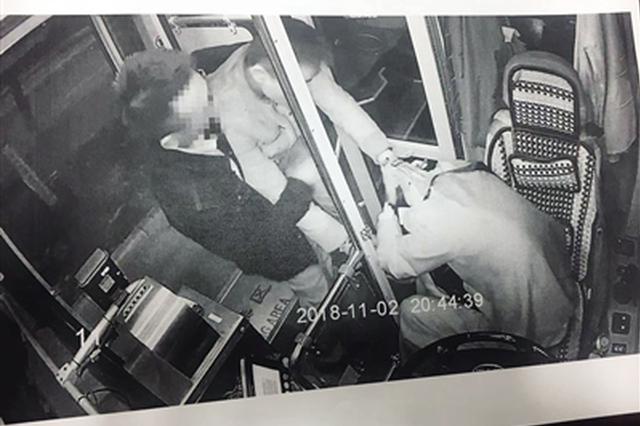 认为公交“别”了自己 男子两次殴打司机被捕