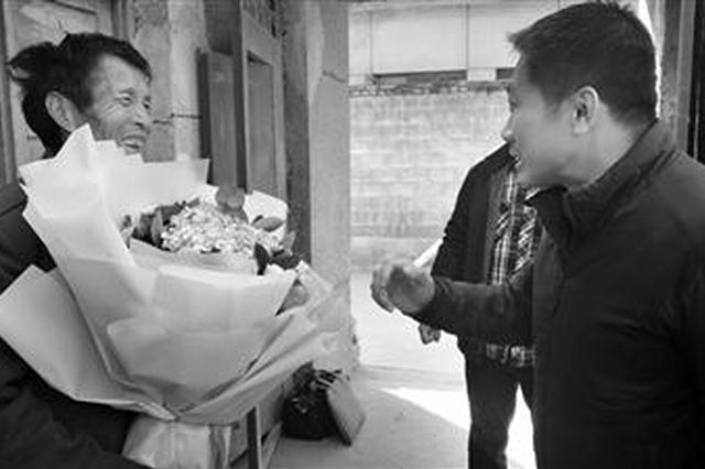 “拾荒老人”捡三万元交民警 心里一下子轻松了