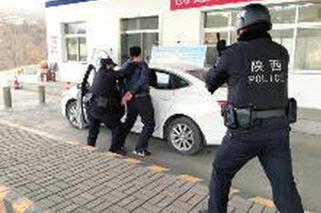 “歹徒”欲驾车冲关 警方通过多手段成功拦截