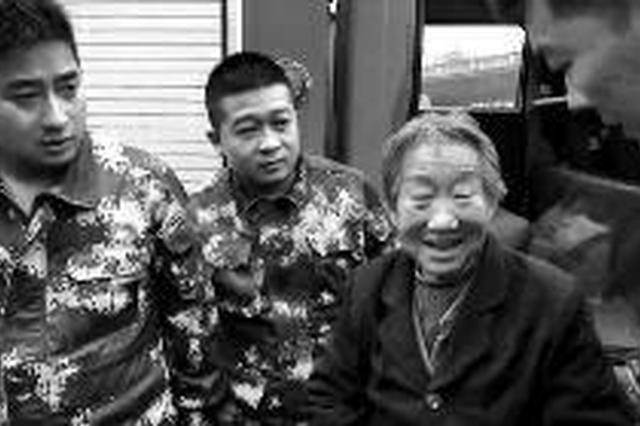汉中7旬老太迷路 消防人员开着消防车帮她找家