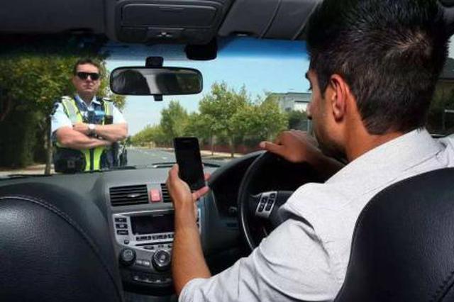 交警曝光一批交通违法行为 主要为开车打手机
