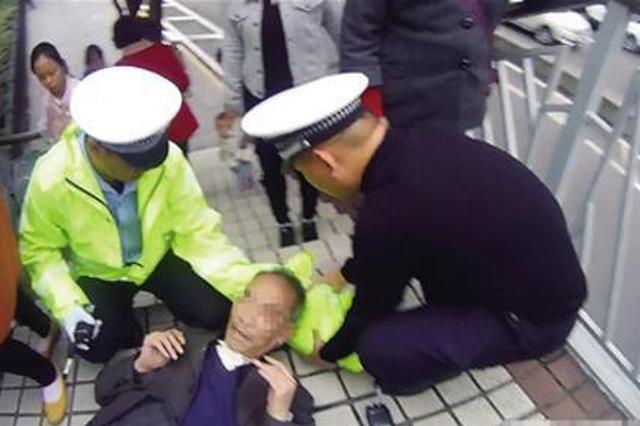 老人雨天骑车摔倒受伤 交警扶起他还买来一碗面