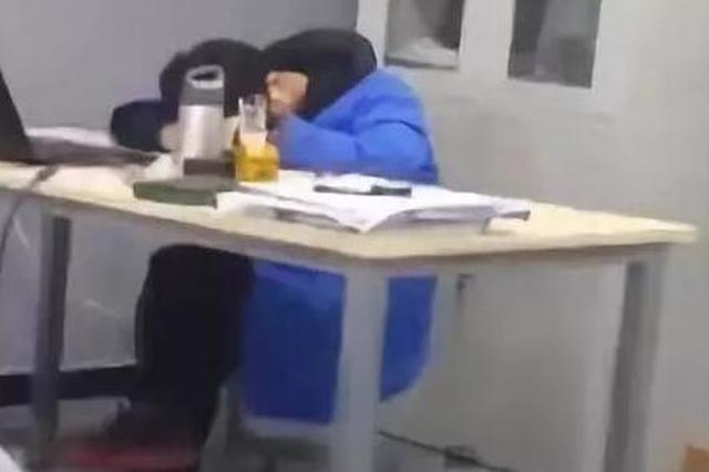 陕西一老师被曝醉酒上课还睡觉 校方：解聘