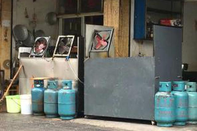 楼下餐饮店油烟直排 楼上居民熏得不敢开窗