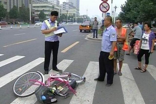 爷孙俩骑电动车被撞倒 的哥追上肇事车提醒