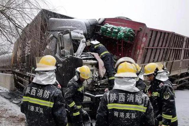 沪陕高速商洛境内发生21车相撞 多个收费站暂时封闭