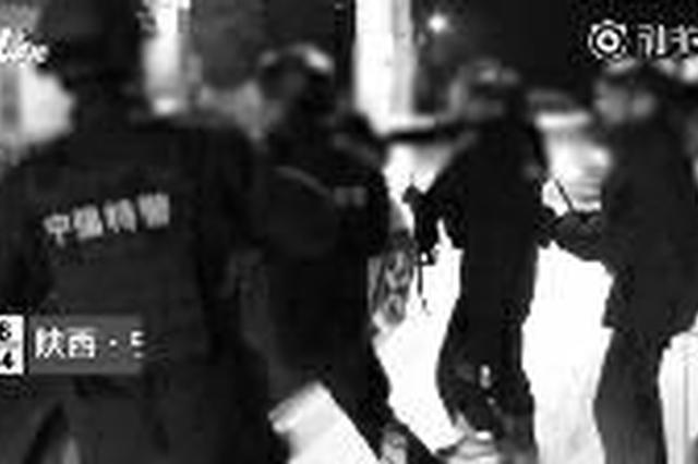毒贩驾车刚到收费站 渭南民警荷枪实弹围上来