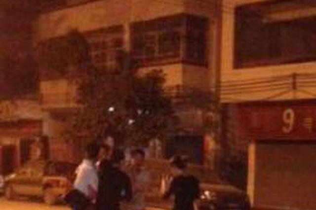 西安小伙醉酒躲新车旁小便 掰下雨刮器打车主
