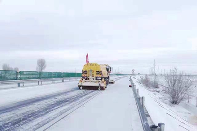 陕西多条公路因雪受阻 各单位均已启动防滑保畅预案