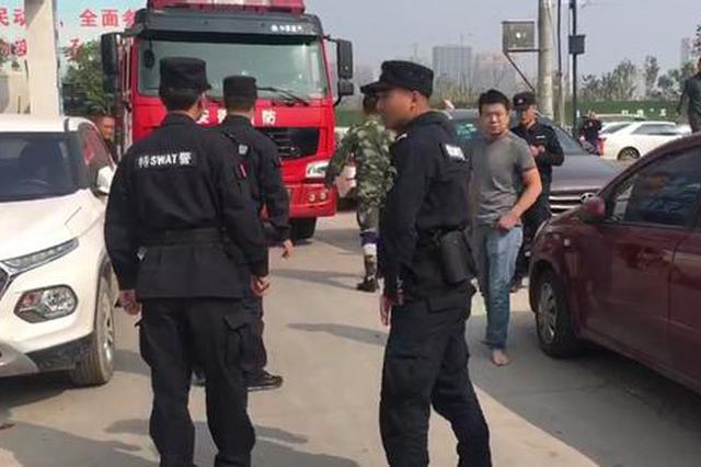 消防车执行任务中道路被堵 众人抬车打开生命通道