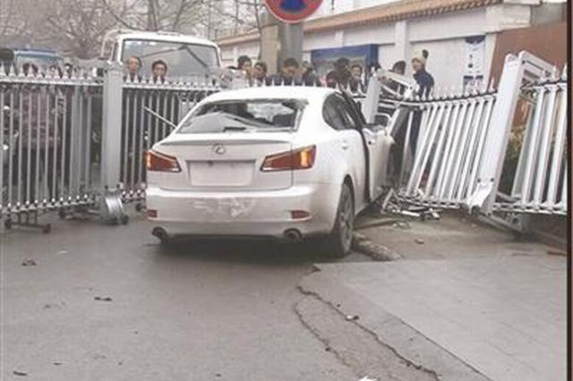 男子醉酒挪车撞小区大门 危险驾驶被判拘役
