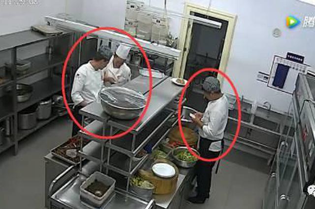 西安一餐厅厨师不戴口罩 边嗑瓜子聊天边做饭