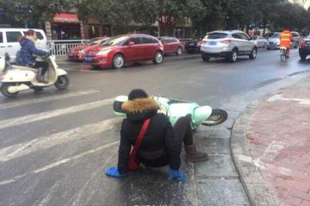 西安一路段结冰致多人摔倒 居民质疑谁在洒水?