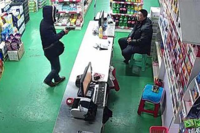 男子蒙面大白天持刀抢超市 还未逃出村子就被抓