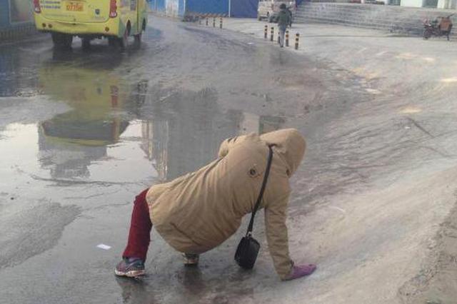 女子结冰路段滑倒昏迷 好心人紧急施救做心肺复苏