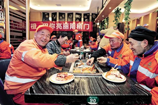 街办商家邀百名环卫工吃自助：第一次吃 不会吃
