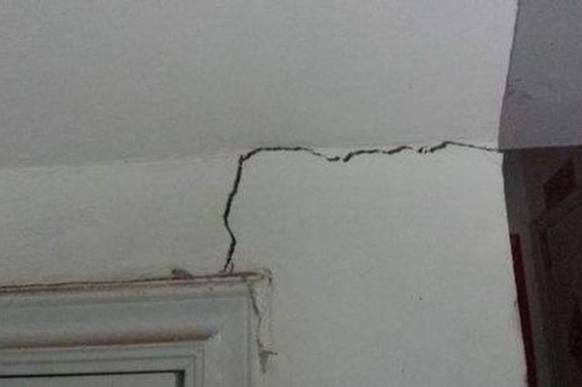 男子西安购房遇质量问题：木棍一捅屋顶就掉渣