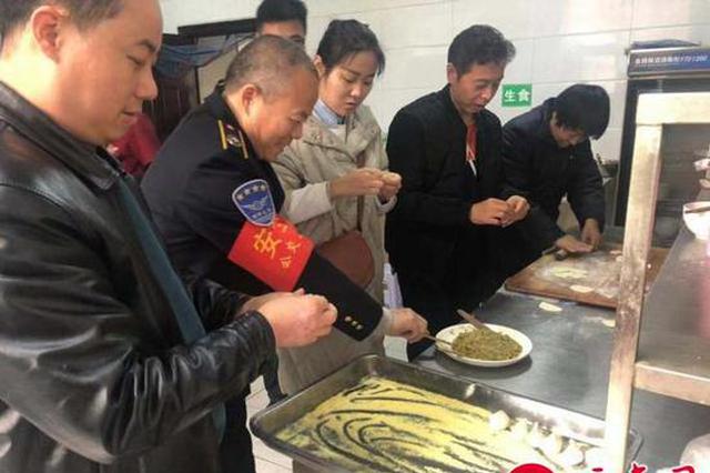 西安公交司机与乘客们同包饺子 温暖迎冬至