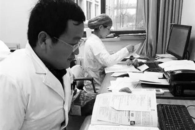 医师收集近300种药品说明书 14年编成“医者宝典”