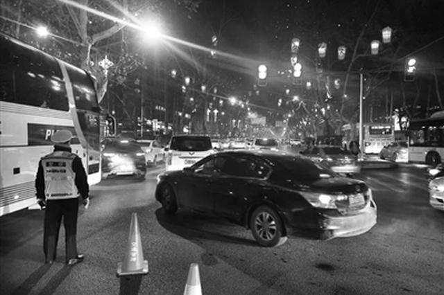 交警在大雁塔周邊維持交通秩序
