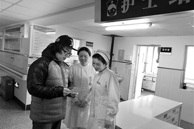 网店老板病床上熬夜接单 护士晚上查房催促睡