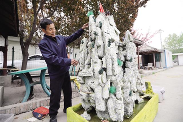 閻學(xué)義用廢棄物品造的假山 本報(bào)記者 陳飛波 攝