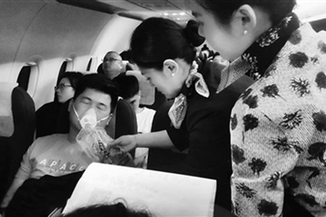 乘務(wù)員為鄧先生吸氧