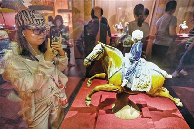 5月18日,西安上百家博物馆减免门票为市民游客送“福利”,不少人走进博物馆参观。 本报记者 王晓峰 摄