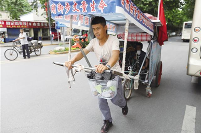 冯树仪拉着残疾叔叔一路走来看看风景，并帮叔叔圆梦。 本报记者 李宗华 摄