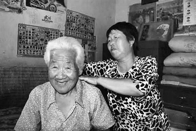 张水珍给婆婆按摩