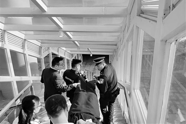 孕妇分娩动车临停 众人帮忙民警接力孕妇顺利分娩_新浪陕西_新浪网