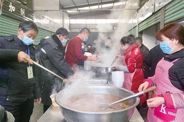 为了让就地过年的商户们感受到家的温暖，西安新北城农副产品批发市场从2月1日起为商户免费提供午饭。 本报记者 白圩珑 摄