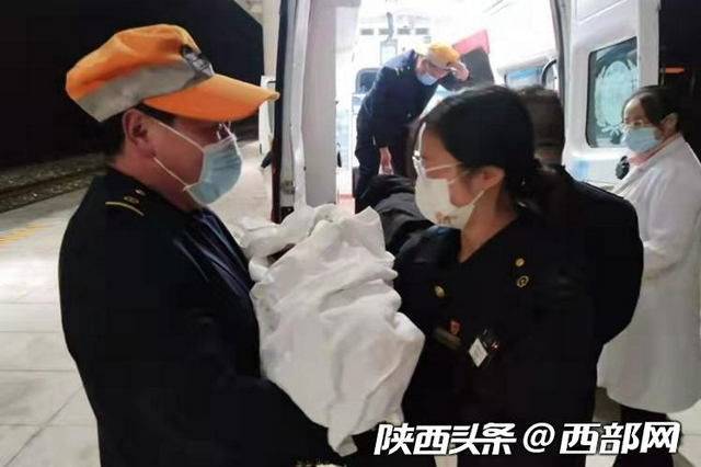 暖心!孕妇火车上突然分娩 众人相助母子均安_新浪陕西_新浪网