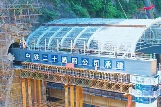 世界最大跨度鐵路單孔柔性鋼棚洞安裝通過驗收