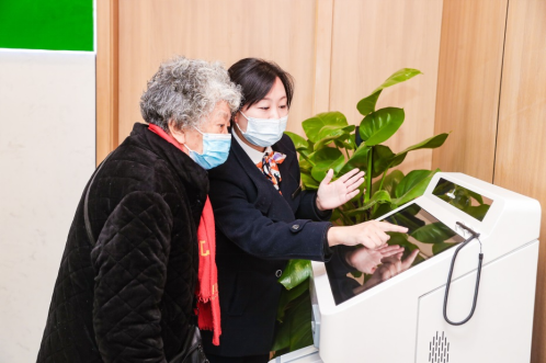 客服人员通过智慧柜员机为老年客户提供服务