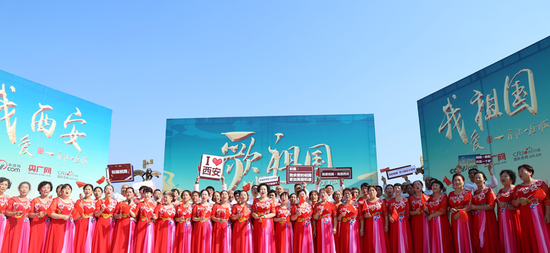 西安市雁塔区红专路合唱团合唱《歌唱祖国》 摄影 张静攀
