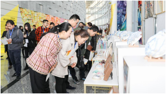(代表参观高新区中小学艺术节美术展)