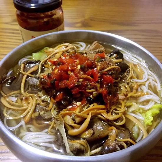 野山菌炖鸡米线