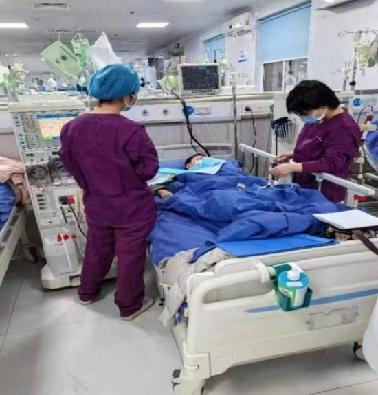 透析儿童们在二附院血液透析中心进行2周的透析治疗
